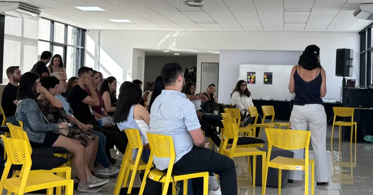 A coworking conference session at ECWBR 2025 in São Paulo, featuring engaged attendees and interactive discussions on the future of coworking in Brazil.