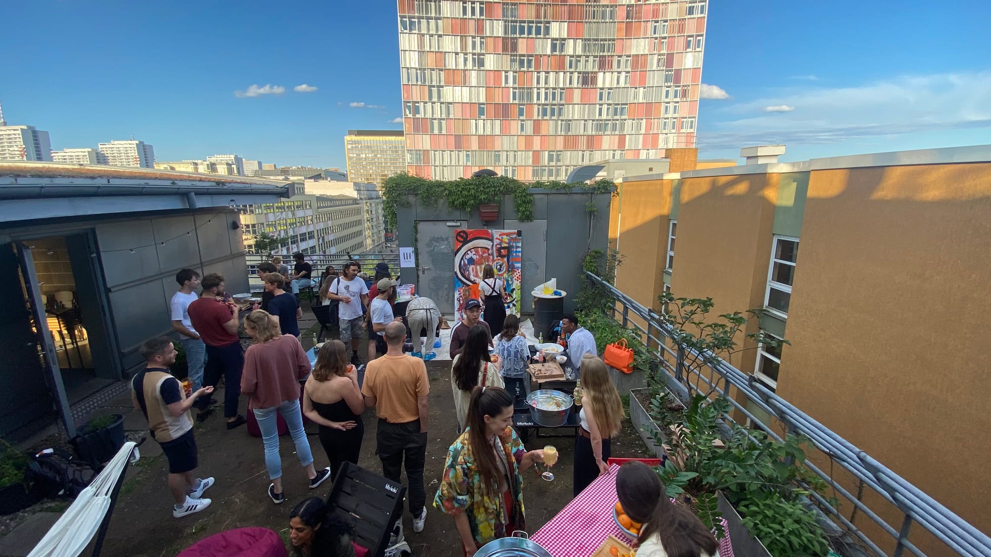 People on the roof of betahaus Berlin having fun, drinking cocktails and having a barbeque.