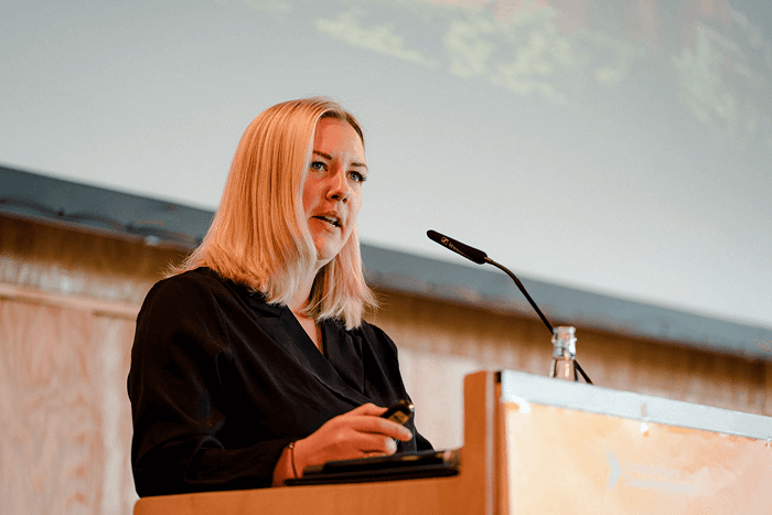 Jessica Ferri from V12 at #zukunftcoworking2025.