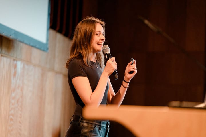 Selina Schröter from werkhain  at #zukunftcoworking2025.